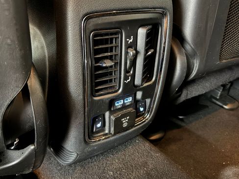 Used 2020 Jeep Grand Cherokee Limited w/ Luxury Group II image 35