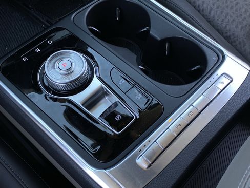 Used 2025 Kia Carnival EX FWD image 27
