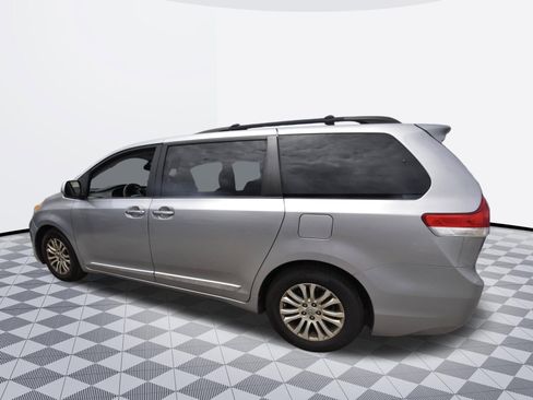 Used 2013 Toyota Sienna XLE w/ Entertainment Pkg FWD image 5
