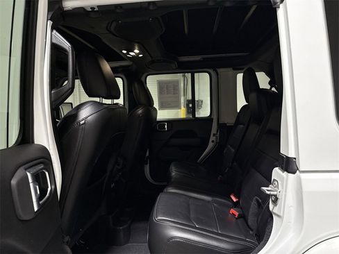 Used 2020 Jeep Wrangler Unlimited Sahara image 23