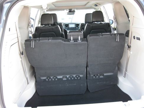 Used 2018 Chrysler Pacifica Limited FWD image 29