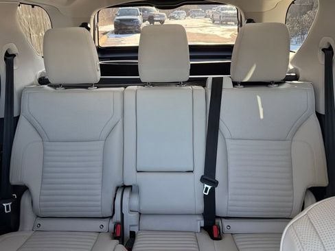 Certified 2025 Land Rover Discovery Dynamic SE image 30