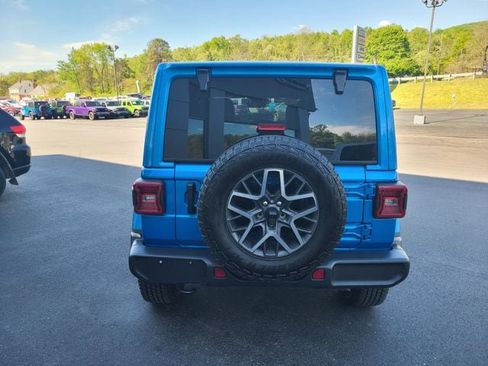 Used 2024 Jeep Wrangler Unlimited Sahara w/ Technology Group AWD/4WD image 4