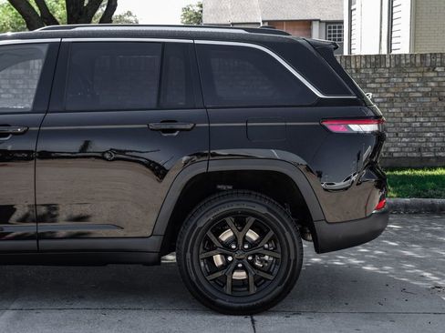 Used 2022 Jeep Grand Cherokee Limited image 23