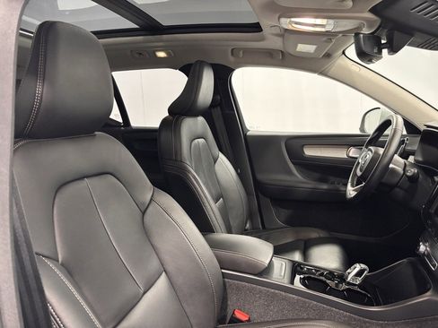 Certified 2025 Volvo XC40 B5 Plus image 18