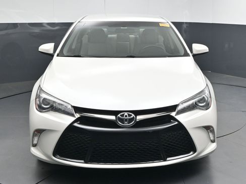 Used 2017 Toyota Camry SE image 2