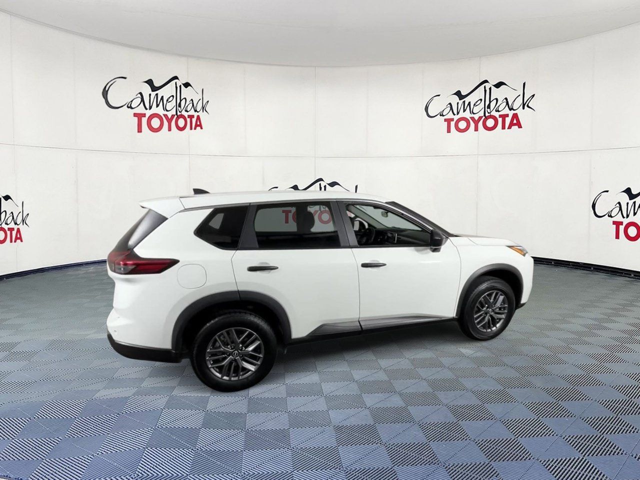 Used 2024 Nissan Rogue S FWD image 3