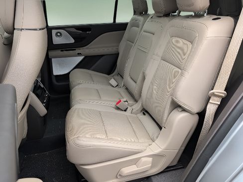 Used 2024 Lincoln Aviator Reserve w/ Equipment Group 201A AWD/4WD image 17