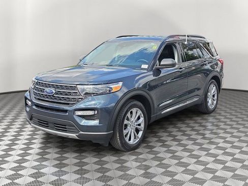 Used 2024 Ford Explorer XLT w/ Equipment Group 202A RWD image 3