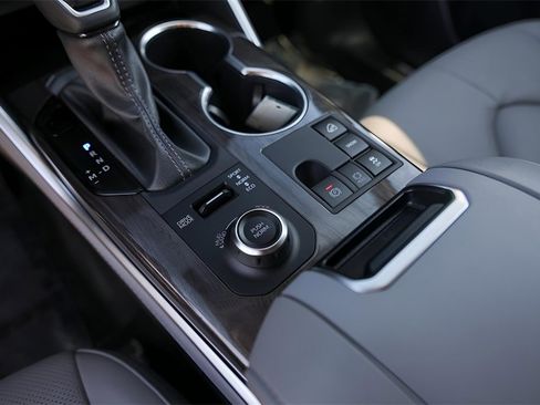 Used 2025 Toyota Highlander Platinum image 25