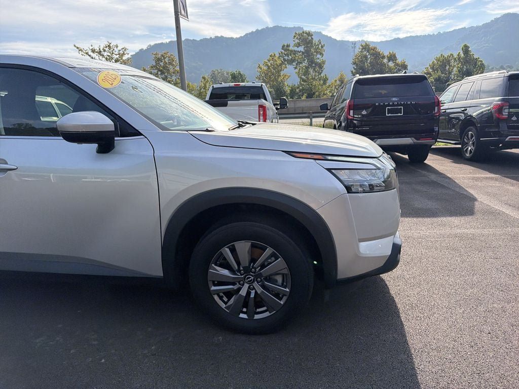Used 2025 Nissan Pathfinder SV AWD/4WD image 2