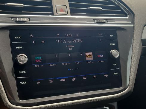 Used 2022 Volkswagen Tiguan SE w/ Panoramic Sunroof Package FWD image 25