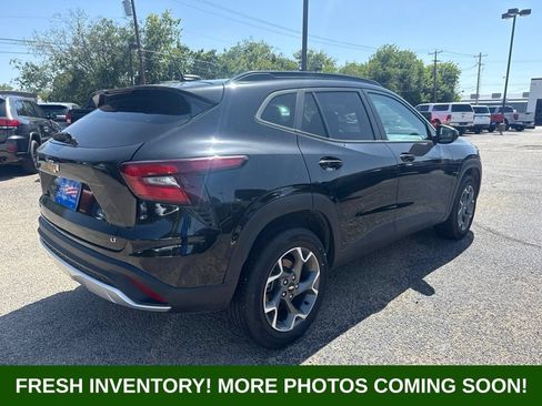 Used 2025 Chevrolet Trax LT FWD image 2