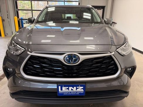 Used 2024 Toyota Highlander XLE AWD/4WD image 3