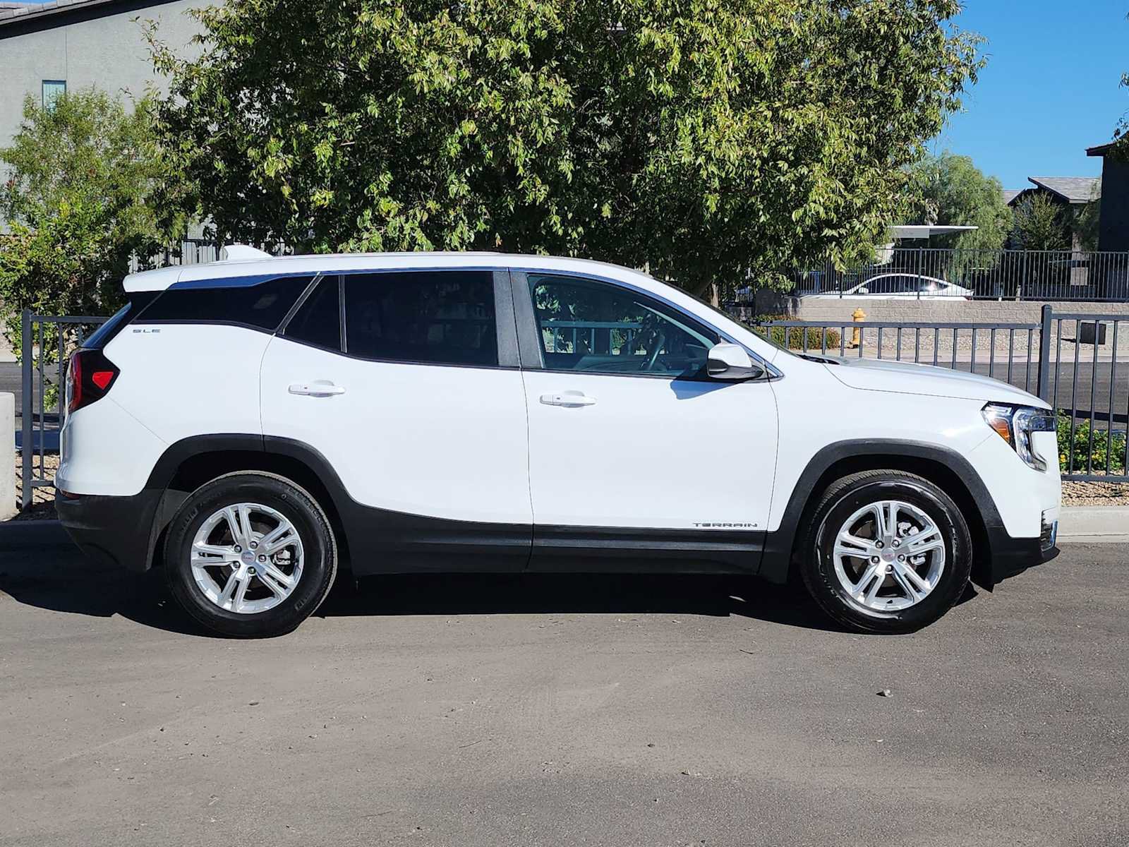 Used 2024 GMC Terrain SLE FWD image 9