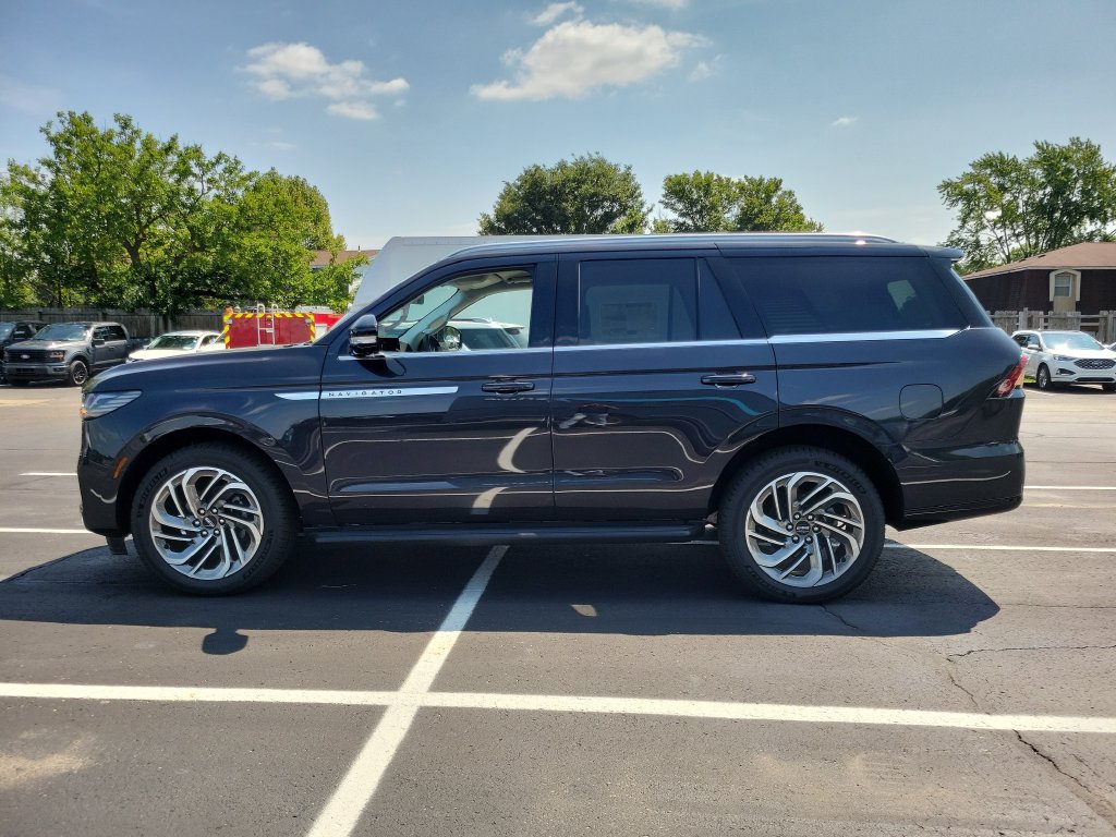New 2026 Lincoln Navigator Premiere AWD/4WD image 7