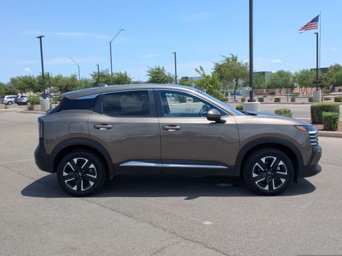 Used 2025 Nissan Kicks SV AWD/4WD image 3