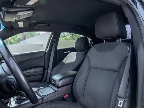 Used 2017 Dodge Charger SE w/ Blacktop Package RWD image 10