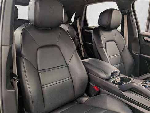 Certified 2023 Porsche Cayenne Platinum Edition image 24