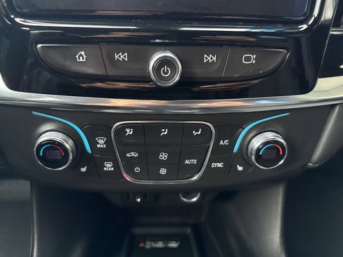 Used 2023 Chevrolet Traverse LT w/ Rear Camera Mirror Package image 27