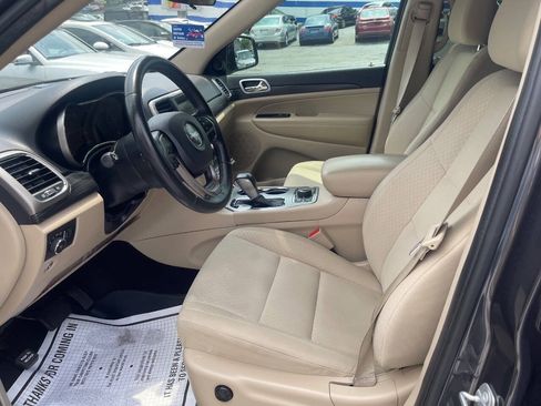 Used 2019 Jeep Grand Cherokee Laredo AWD/4WD image 10