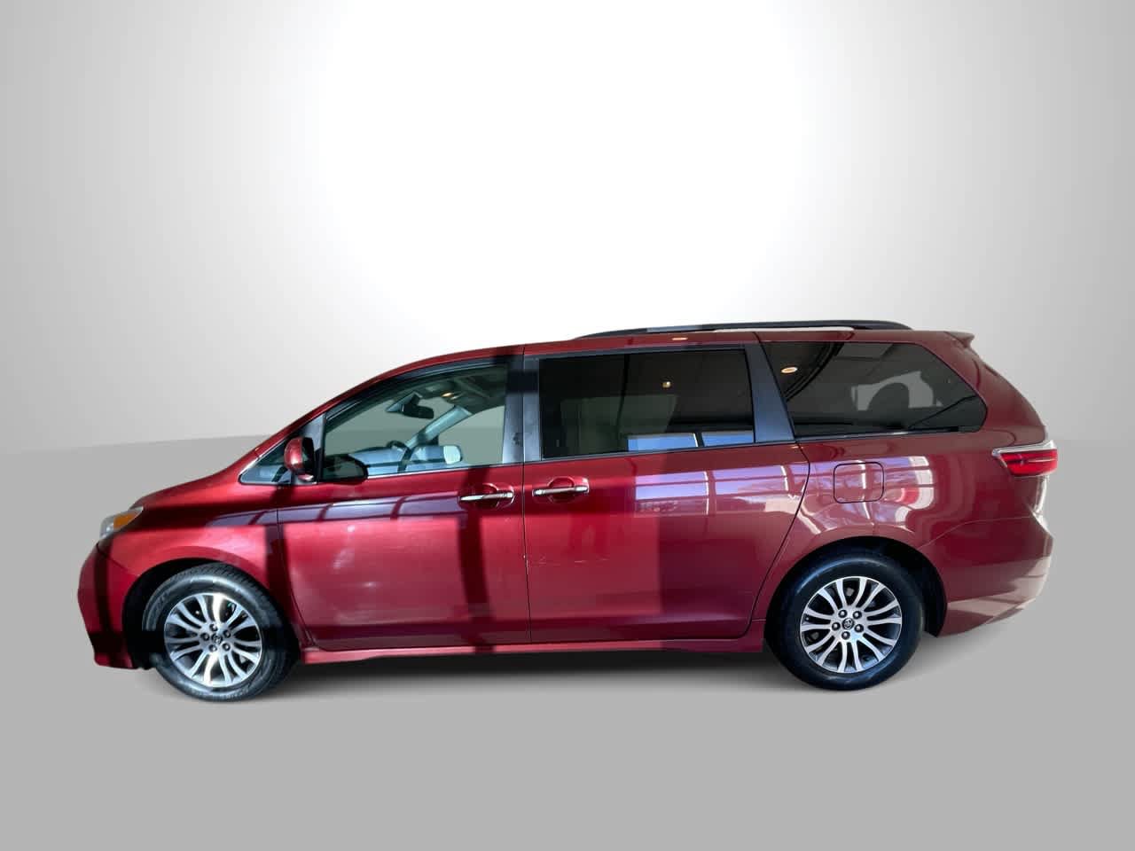 Used 2018 Toyota Sienna XLE FWD image 5