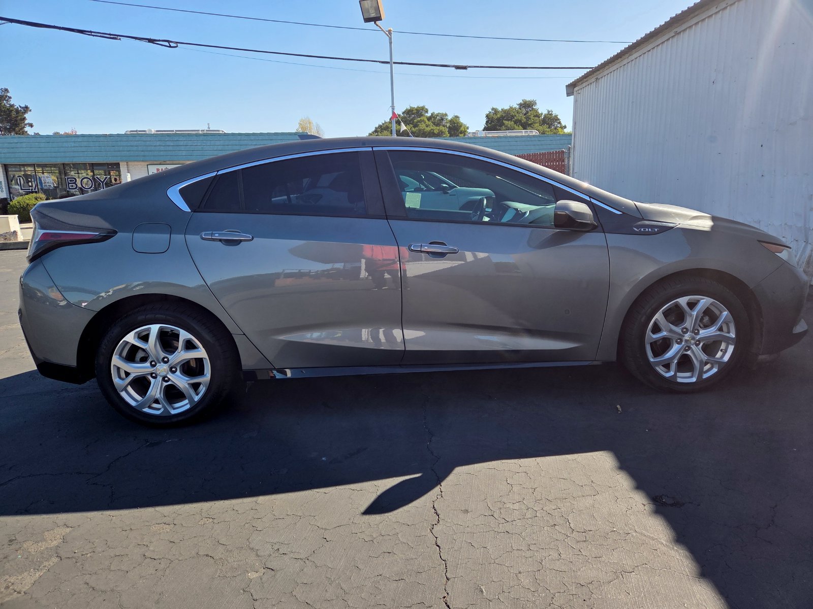 Used 2017 Chevrolet Volt Premier w/ Driver Confidence II Package FWD image 3