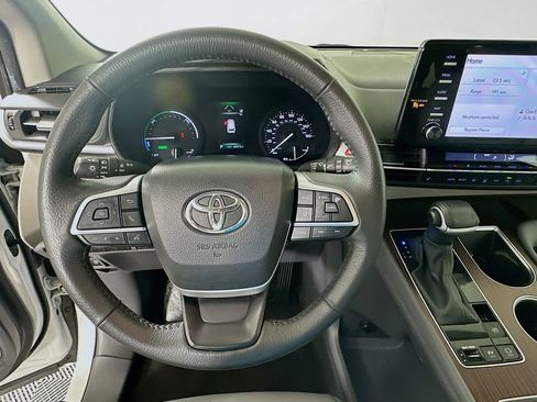 Used 2024 Toyota Sienna XLE image 11
