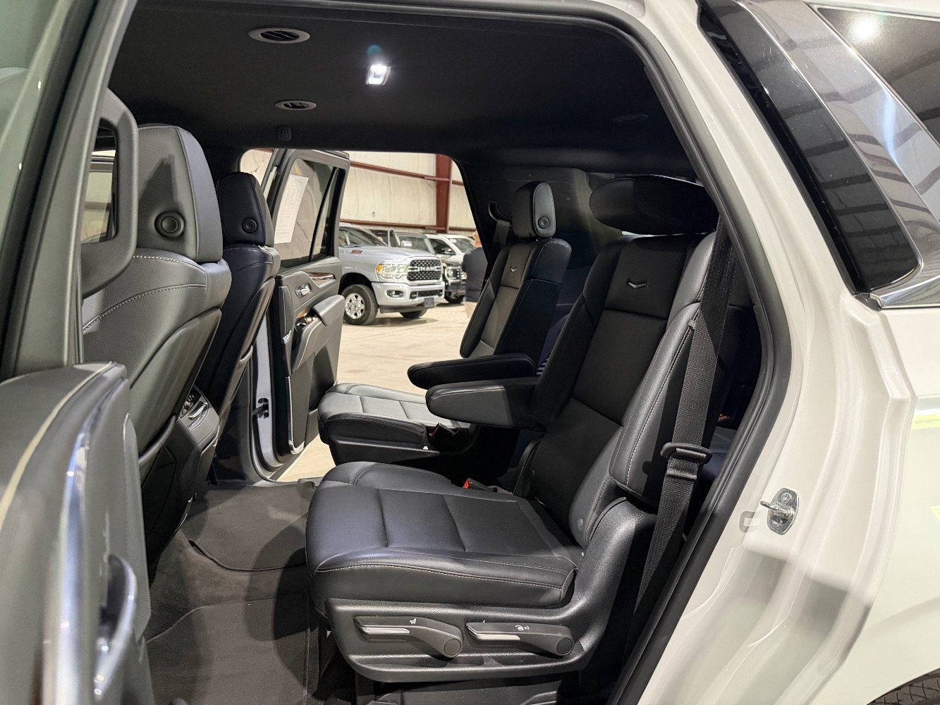 Used 2022 Cadillac Escalade Luxury AWD/4WD image 18