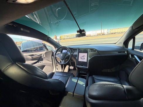 Used 2016 Tesla Model X image 30