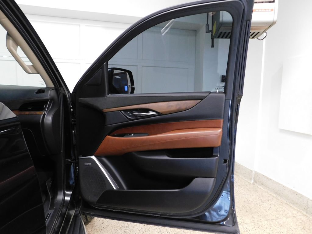Used 2019 Cadillac Escalade ESV Luxury AWD/4WD image 96