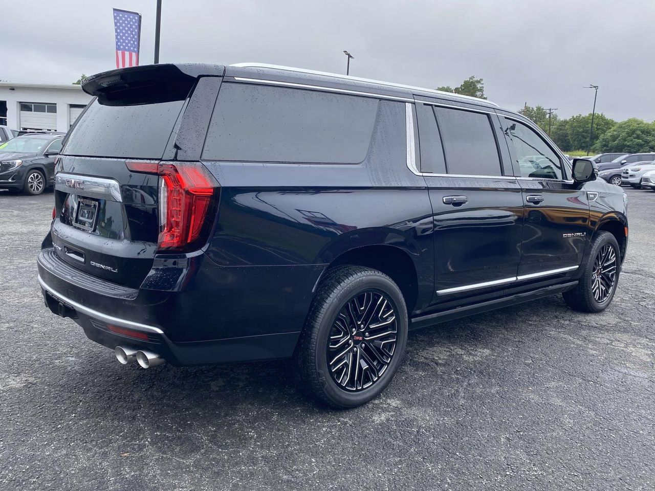 Used 2021 GMC Yukon XL Denali w/ Denali Premium Package AWD/4WD image 6