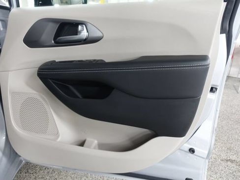 Used 2024 Chrysler Pacifica Touring-L FWD image 25