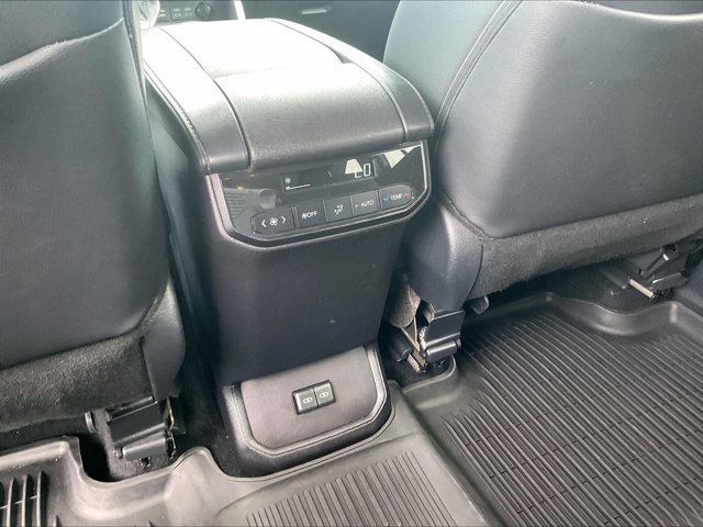 Used 2024 Toyota Highlander XLE FWD image 23