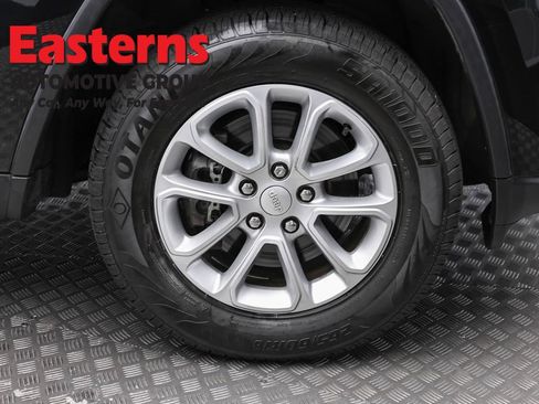 Used 2021 Jeep Grand Cherokee Laredo AWD/4WD image 32