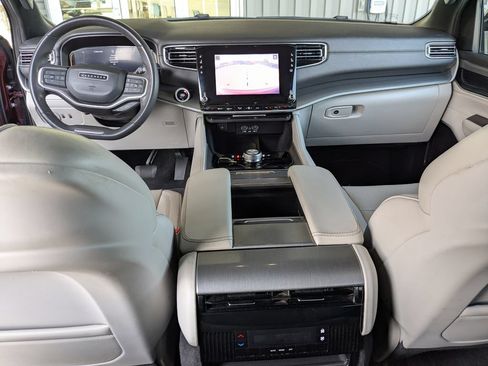 Used 2025 Jeep Wagoneer L 4WD image 12
