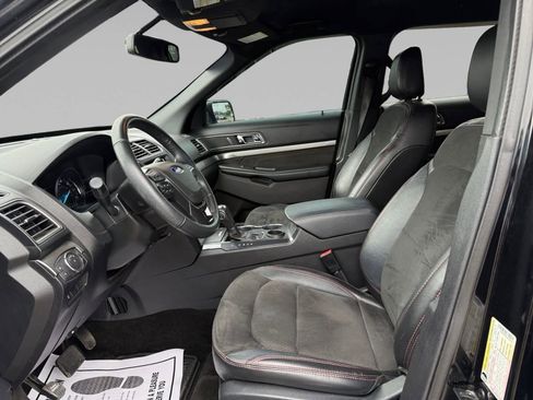 Used 2018 Ford Explorer XLT w/ Equipment Group 202A image 9