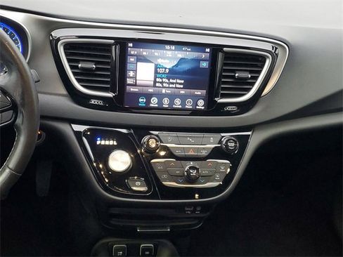 Certified 2020 Chrysler Pacifica Touring-L image 14