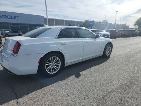 Used 2021 Chrysler 300 Touring L image 3