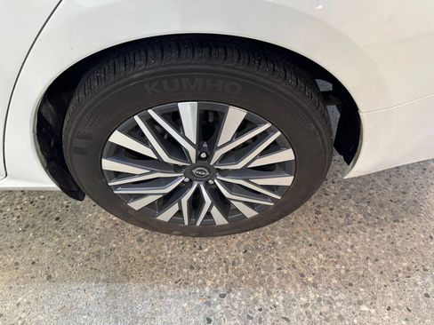 Used 2025 Nissan Altima 2.5 SV FWD image 24