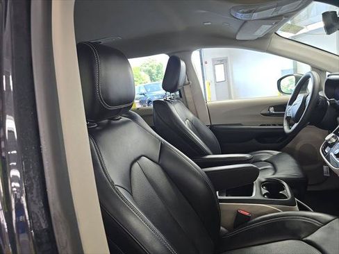 Used 2023 Chrysler Pacifica Touring-L FWD image 24