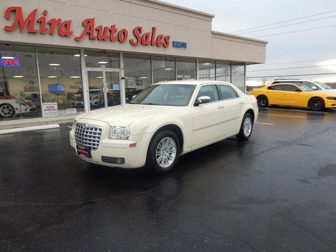 Used 2010 Chrysler 300 Touring image 3