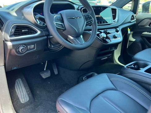New 2026 Chrysler Pacifica Select FWD image 17