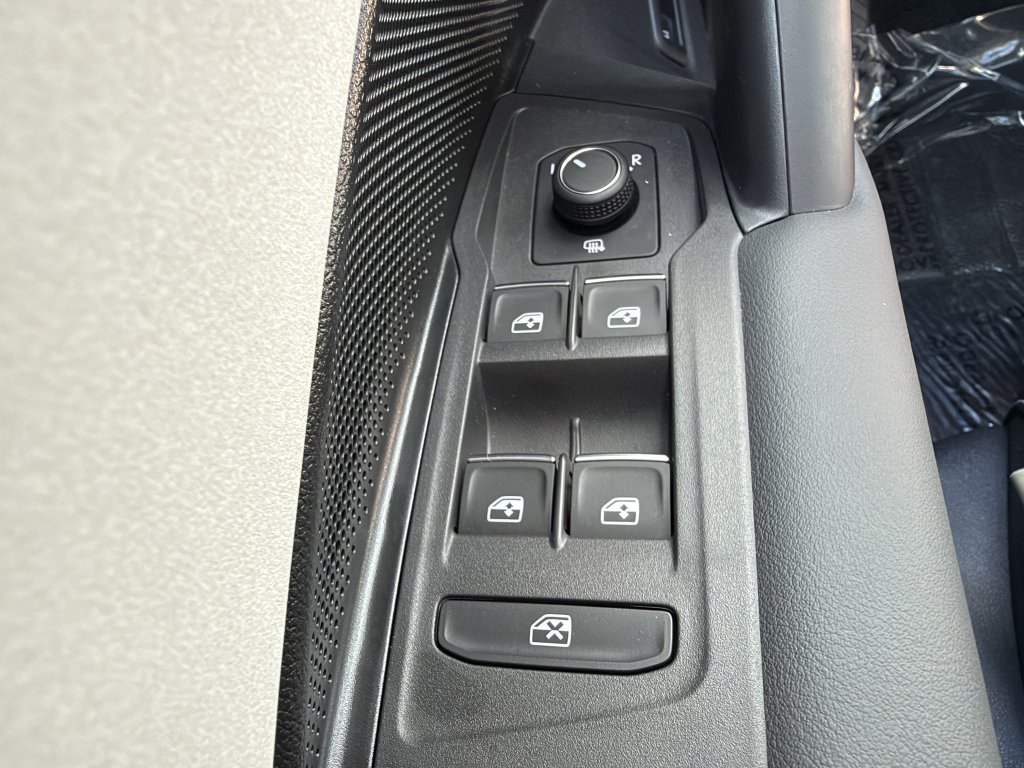 Used 2025 Volkswagen Tiguan SE w/ Panoramic Sunroof Package AWD/4WD image 25