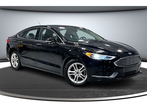 Used 2018 Ford Fusion SE w/ Fusion SE Technology Package image 2