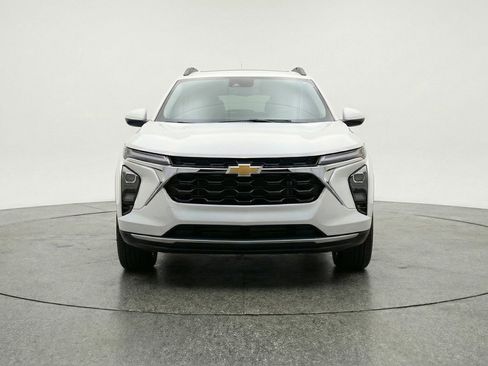 Used 2025 Chevrolet Trax LT image 2