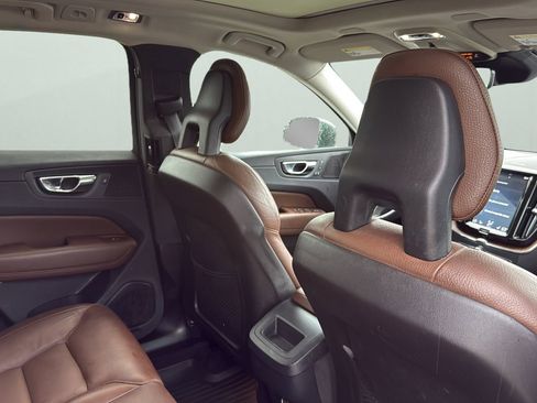 Used 2019 Volvo XC60 T5 Momentum w/ Multimedia Package AWD/4WD image 28