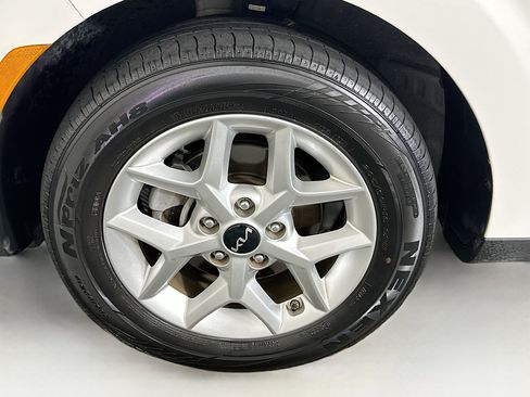 Used 2025 Kia Soul LX w/ LX Technology Package FWD image 11