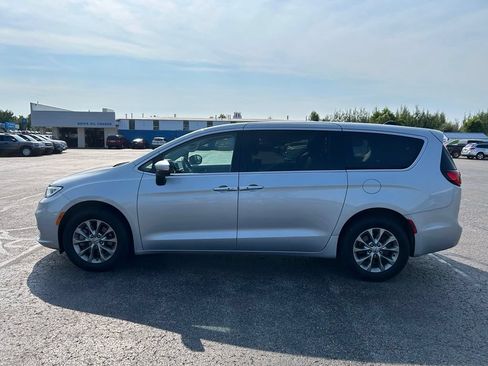 Used 2023 Chrysler Pacifica Touring-L AWD/4WD image 2