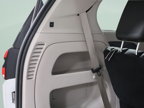 Used 2023 Chrysler Pacifica Limited AWD/4WD image 29